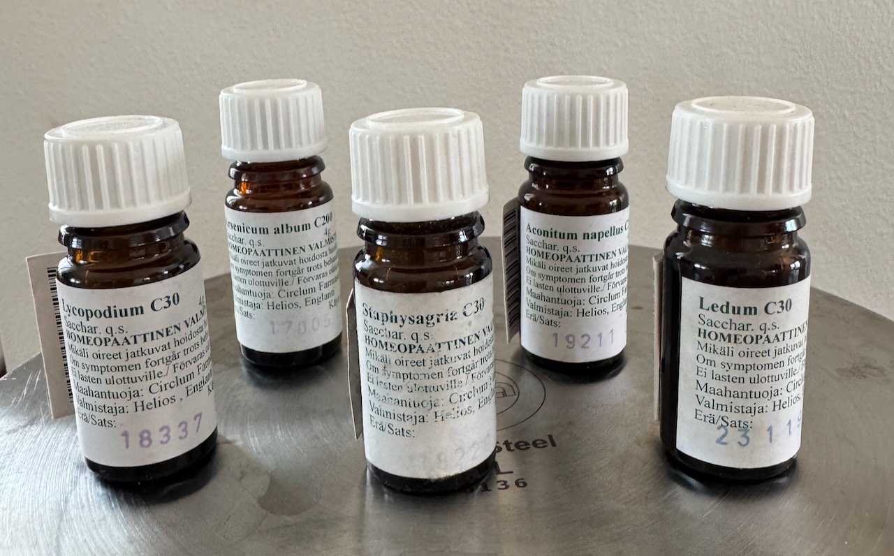 Homeopaattisia yksittäisvalmisteita: Ledum, Staphysagria, Lycopodium, Arsenicum album, Aconitum napellus