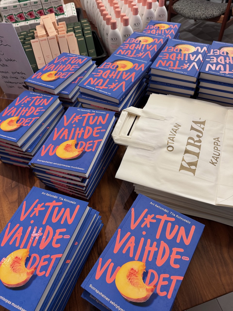 Vitun vaihdevuodet -tietokirja kirjakaupassa