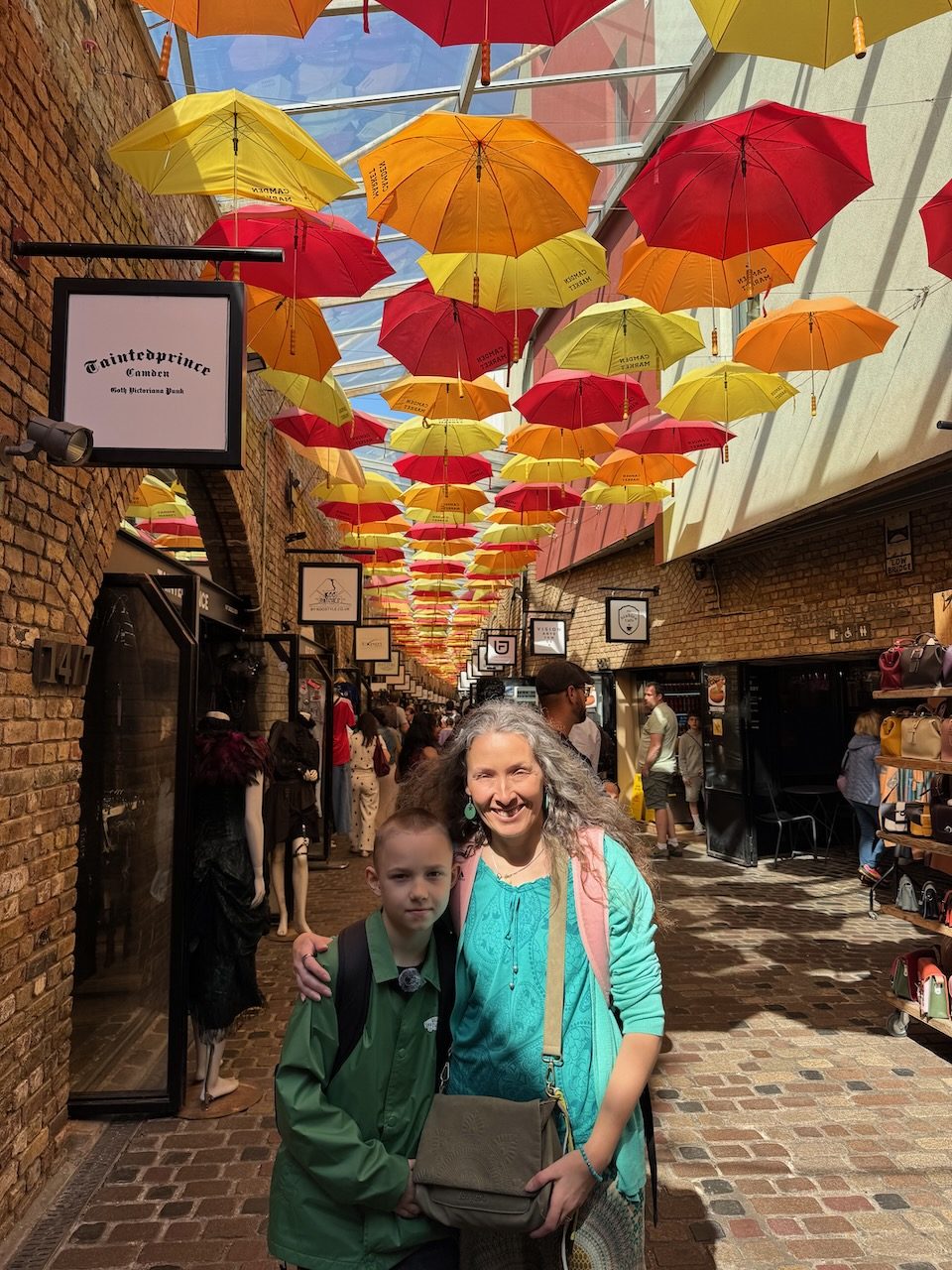 Camden Marketin värikäs sateenvarjokuja