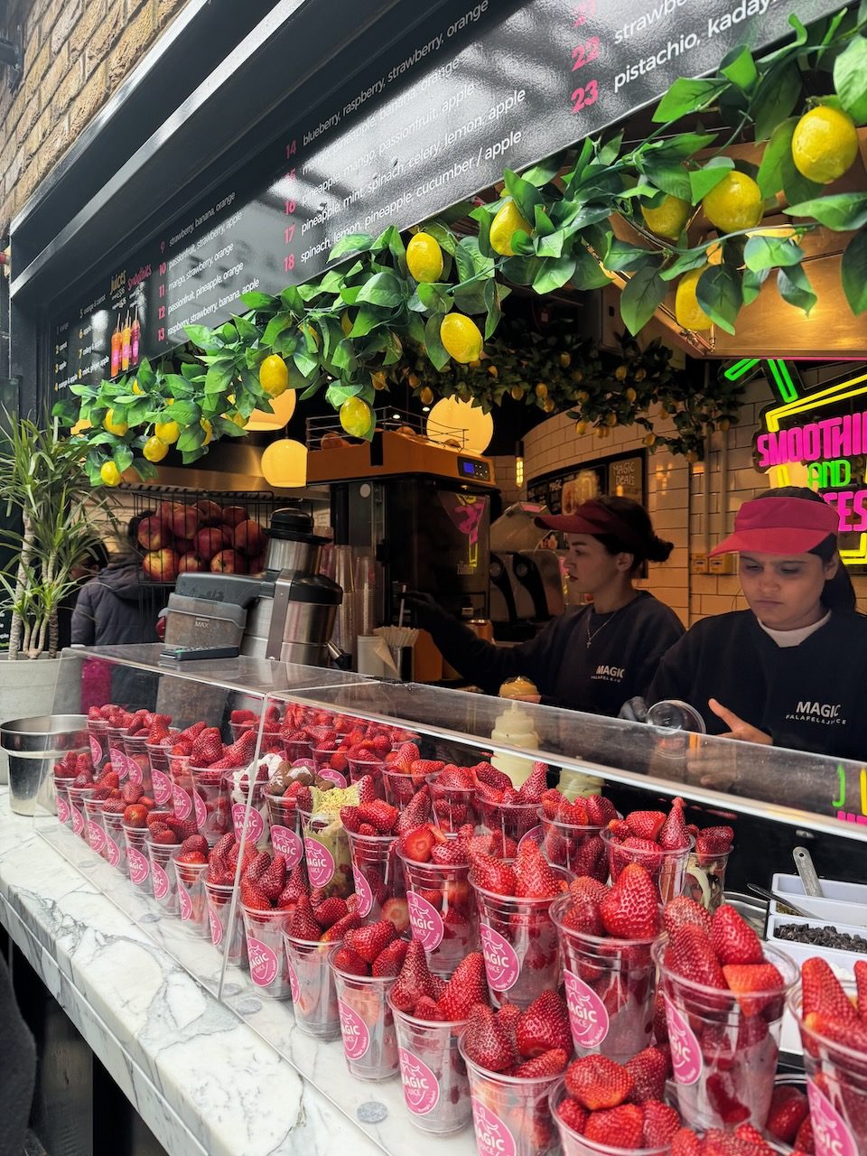 Tuore mansikkasmoothie Camden Marketissa