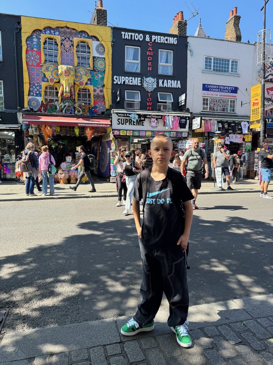 Camden Town lasten kanssa Lontoossa