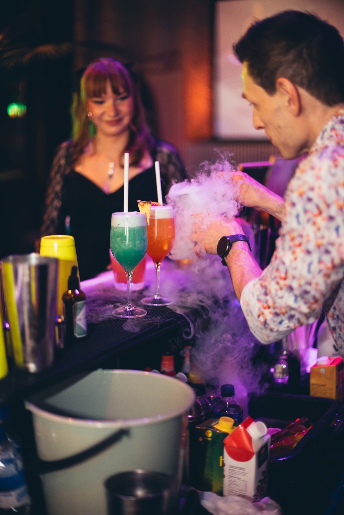 Cocktails & Dreams – VIP Bartenders sekoittaa drinkkejä Surf House Helsingissä