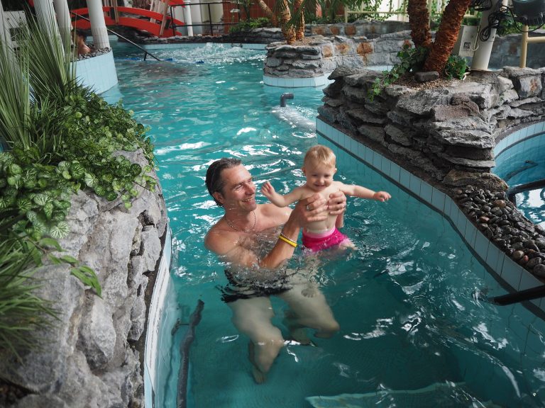 Isä ja lapsi Holiday Club Katinkullan kylpylän altaassa Vuokatissa