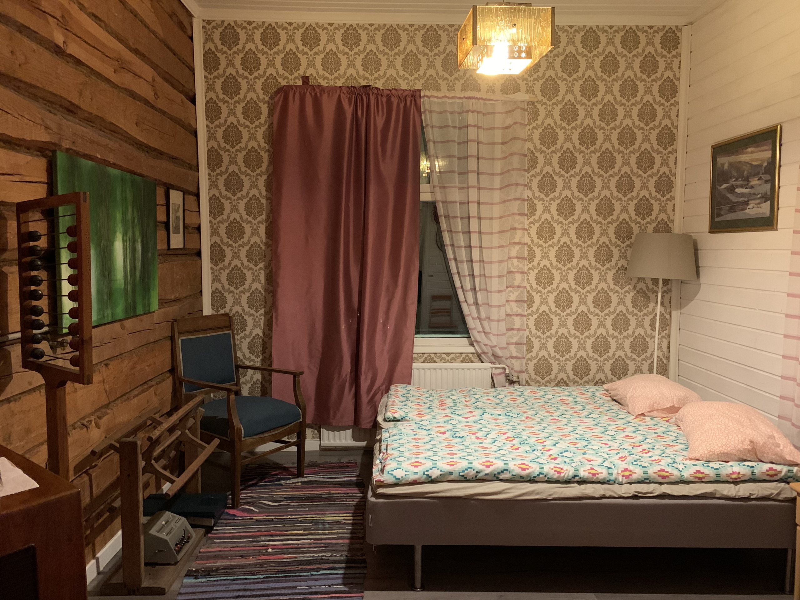 Kansakoulu-majatalon huone Kemiönsaaressa