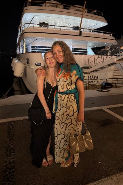 Heidi ja kummitytär iltapuvuissa Puerto Banúsin satamassa Marbellassa