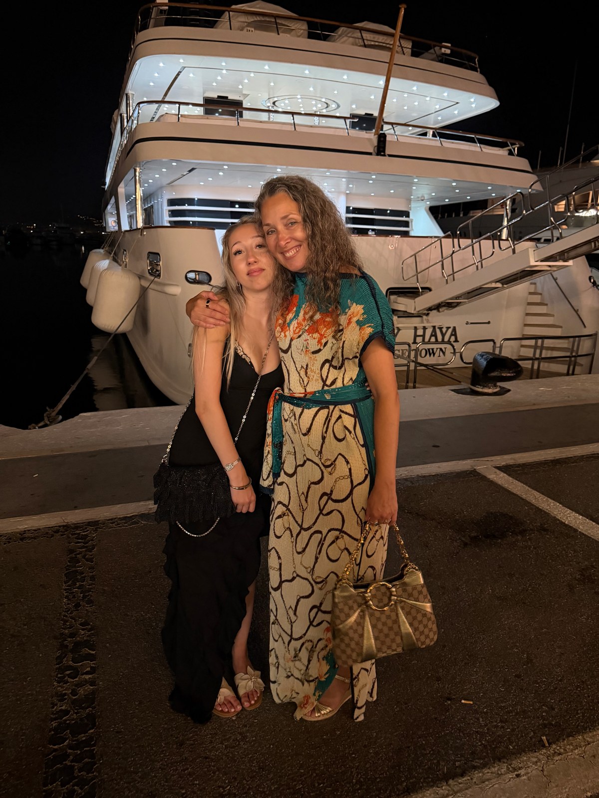 Heidi ja kummitytär iltapuvuissa Puerto Banúsin satamassa Marbellassa