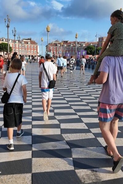 Perhe Place Massénan aukiolla Nizzassa