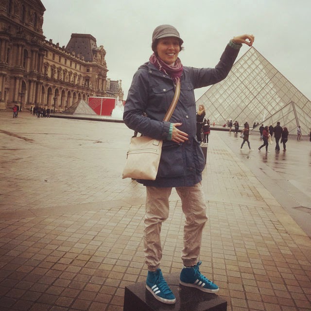 aiti yrittaa Louvressa