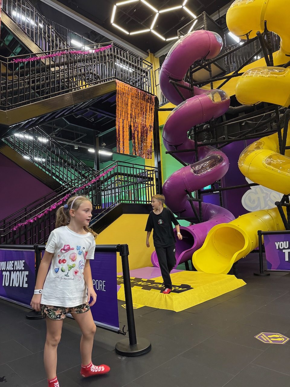 SuperPark Singapore trampoliinit ja liukumäki