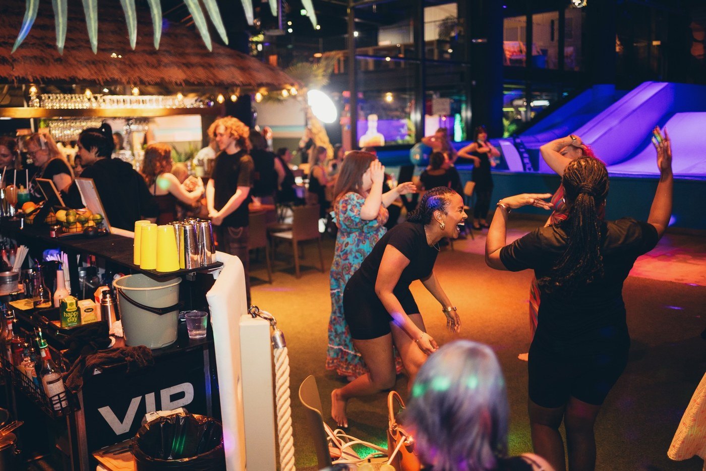 Surf House Helsinki – tanssiva porukka yrityksen illanvietossa