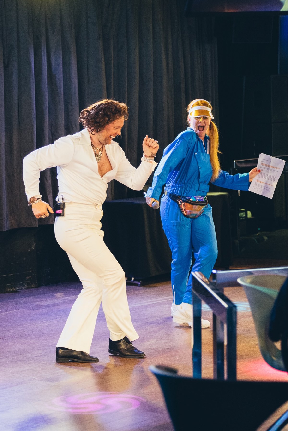 Teemapuvut ja live-esiintyjät risteilyn lavalla